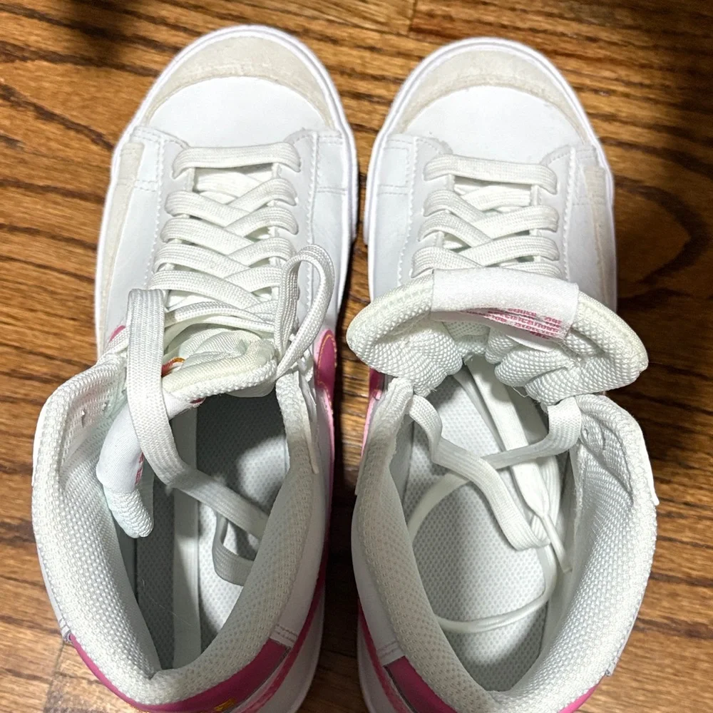 Nike girls White and Pink High-Top Sneakers - Picture 4 of 4